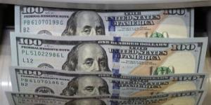 الدولار يرتفع قرب أعلى مستوياته في شهرين بدعم أسعار النفط