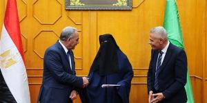 محافظ الإسماعيلية يسلم 5 منح عمرة مجانية لأبناء المحافظة من الفئات الأولى بالرعاية