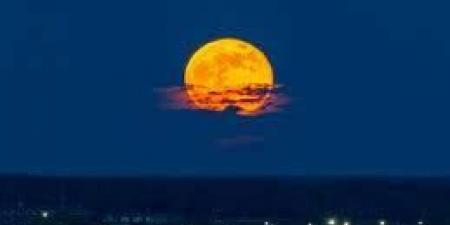 حدث سماوي استثنائي.. القمر العملاق يظهر بحجمه وضيائه الأضخم هذا العام