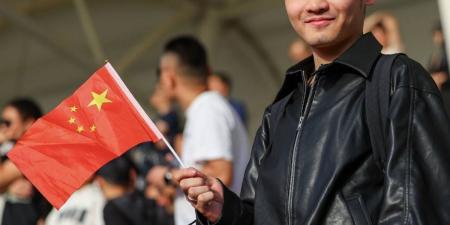 طالب صيني يقطع 7 آلاف كيلومتر لمساندة منتخب بلاده في كأس آسيا تحت 23 عامًا 2026 السعودية™️