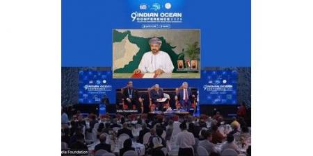 وزير
خارجية
عُمان
يدعو
إلى
صون
حرية
الملاحة
ويؤكد
التزام
بلاده
بقانون
البحار