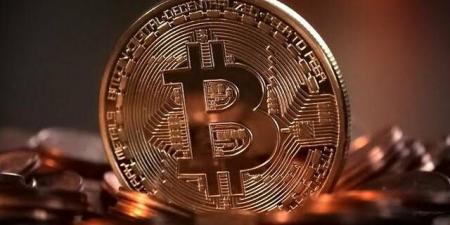 "بيتكوين" تتراجع دون 63,000 دولار