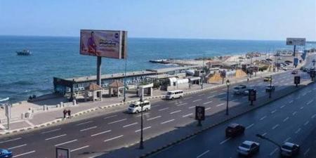 حملة مكبرة لإزالة الإشغالات بطريق الكورنيش في الإسكندرية