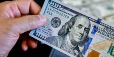 الدولار يكافح للحفاظ على مكاسبه وسط تقييم عقوبات إيران