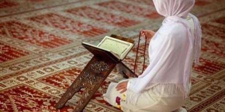 فيه خلاف، الإفتاء تحسم الجدل بشأن حكم ستر قدمي المرأة في الصلاة