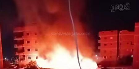 إعصار النار والدخان يثير فزع الأهالي، حريق هائل يلتهم مصنع أخشاب في عزبة رشوان بالشرقية (صور)