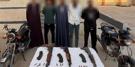 رصاص أمام المنزل، فيديو متداول يكشف ملابسات ضبط 5 أشخاص أطلقوا النار بسوهاج
