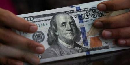 الدولار يستقر قرب أعلى مستوياته في أسبوعين مع تصاعد التوترات