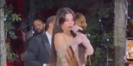 سقوط هيفاء وهبي علي المسرح في حفل زفاف نجل جوليا بطرس (فيديو)