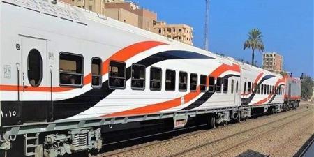 النقل: التنسيق مع شرطة النقل لضبط الشاب الظاهر في فيديو تحطيم مرايات قطار مطروح