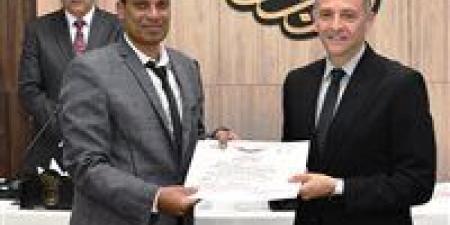 محافظ أسوان يكرم 4 من المتميزين بالجهاز التنفيذي.. تقديرًا لجهودهم في خدمة المواطنين
