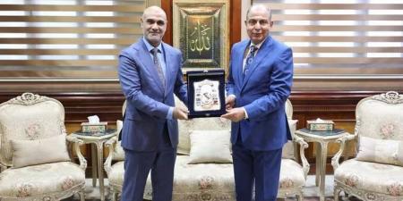 تقديرًا لمسيرة حافلة بالعطاء....محافظ المنيا يكرّم رائد طب وجراحة العيون الدكتور محمود جنيدي