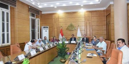 رئيس جامعة بنها يترأس اجتماع لجنة المنشآت لمتابعة المشروعات الإنشائية ورفع كفاءة المرافق