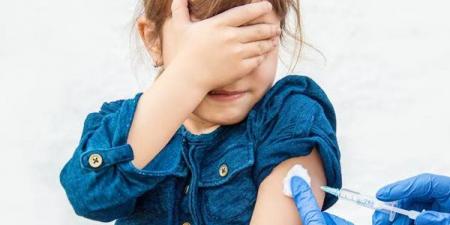 هل مرض الطفل يمنع التطعيم؟، وزارة الصحة تكشف الحالات التي تستوجب التأجيل