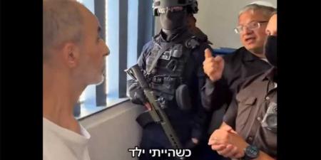 بن غفير يقتحم زنزانة الأسير حسن سلامة ويتوعد بإعدام الأسرى الفلسطينيين- (فيديو)