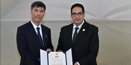 جامعة شنغهاي للدراسات الدولية (SISU) تمنح رئيس جامعة القاهرة لقب «الأستاذية الفخرية»