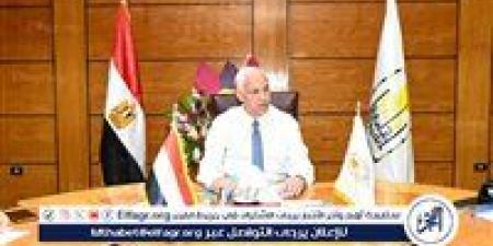 رئيس جامعة أسيوط يناقش خطة تدريب الكوادر الجامعية وتطوير منظومة التعليم الرقمي