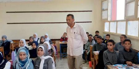 مدير "تعليم أبو تشت" بقنا يوجه التلاميذ بالحفاظ على الممتلكات العامة (صور)