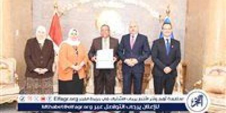 رئيس جامعة قناة السويس يكرم الفائزين بجائزة الأداء المتميز عن شهري يونيو ويوليو 2026