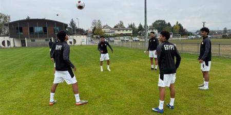منتخب الناشئين يتدرب تحت الأمطار استعدادًا لمواجهة كندا في كأس الصداقة (صور)