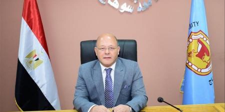 رئيس جامعة سوهاج يعتمد ترقية 2100 من العاملين.. و3800 مستفيد خلال 10 أشهر