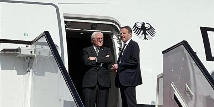 شاهد،
      الرئيس
      الألماني
      ينتظر
      نصف
      ساعة
      على
      باب
      الطائرة
      بعد
      وصوله
      قطر،
      والسبب
      غريب
      (فيديو)