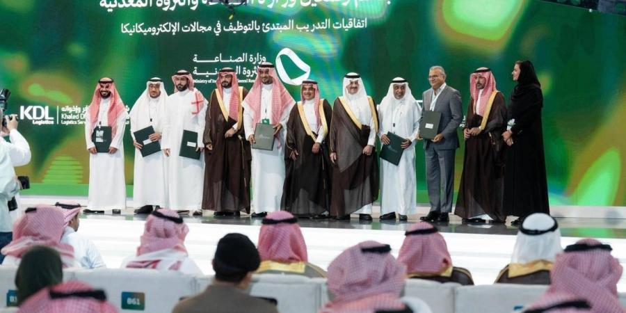 وزارة الصناعة تدعم توقيع 8 اتفاقيات لتنمية القدرات البشرية