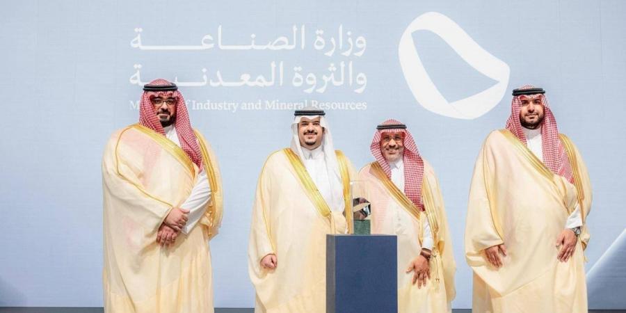 «الصناعة» تحقق المستوى الفضي في جائزة الملك عبدالعزيز