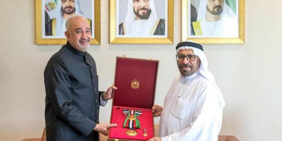 محمد بن زايد يمنح السفير الباكستاني وسام زايد الثاني من الطبقة الأولى