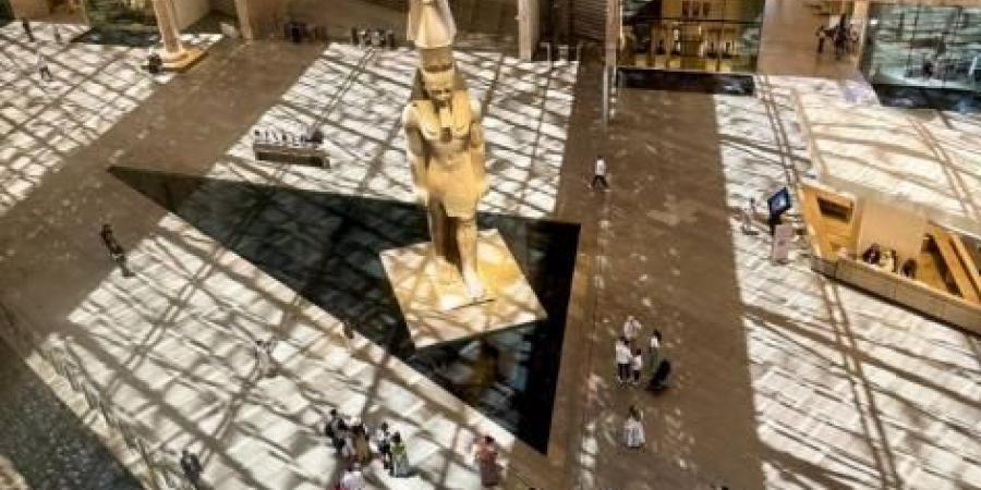 رمسيس الثاني يستقبل زوار المتحف المصري الكبير