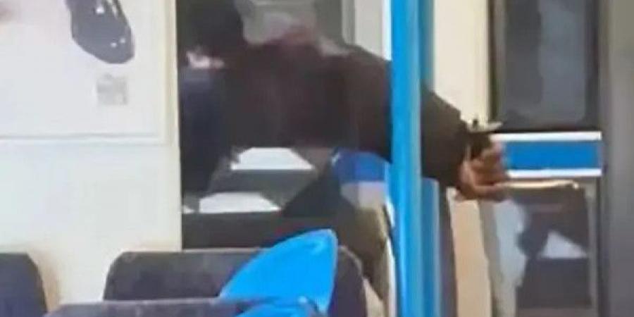 بريطانيا: 10 مصابين بينهم 9 في حالة حرجة بهجوم طعن جماعي على قطار