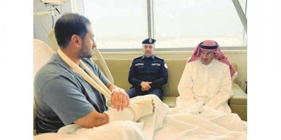 محافظ الجهراء يزور أحد منتسبي قوة الإطفاء بعد تعرضه للإصابة أثناء أداء الواجب