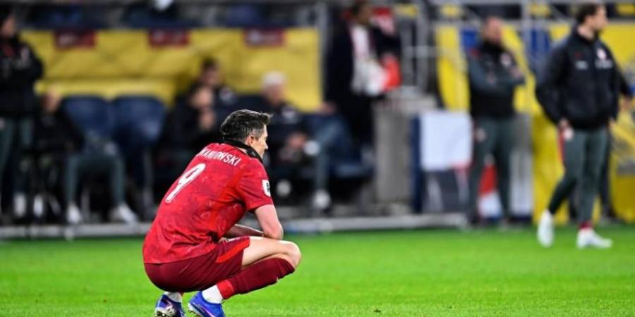 هل كانت المباراة الأخيرة؟ ليفاندوفسكي يثير الجدل بعد صدمة السويد