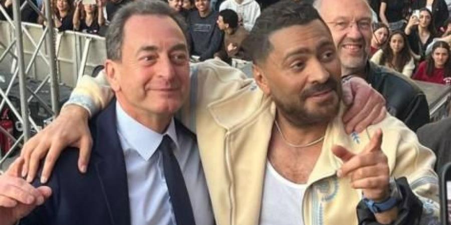 لم يعرفه.. تامر حسني يكشف عن موقف طريف جمعه مع سفير فرنسا في مصر