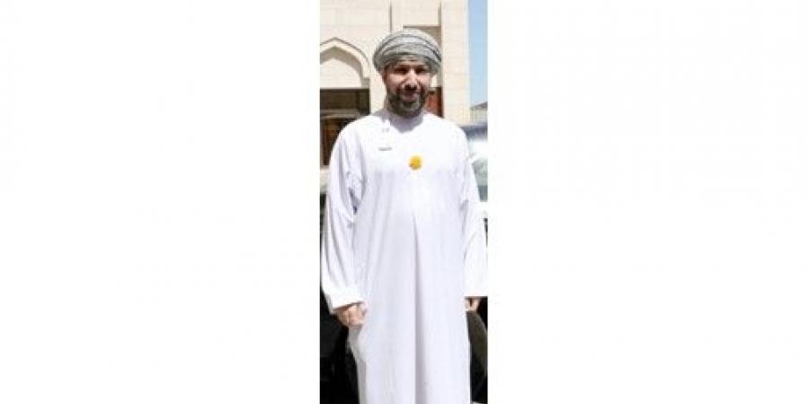 سفير
عُمان
يرتدي
«زهرة
العرفج»
تعبيراً
عن
التضامن
مع
الكويت