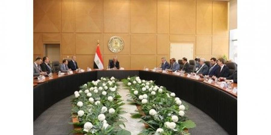 وفد
«الدوما»
الروسي
يبحث
مع
وزير
الكهرباء
تطور
الأعمال
بمحطة
«الضبعة»
النووية