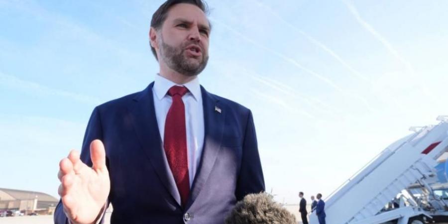 قبيل
      سفره
      إلى
      إسلام
      آباد..
      فانس
      يحذر
      إيران
      من
      المناورة
      في
      محادثات
      إنهاء
      الحرب