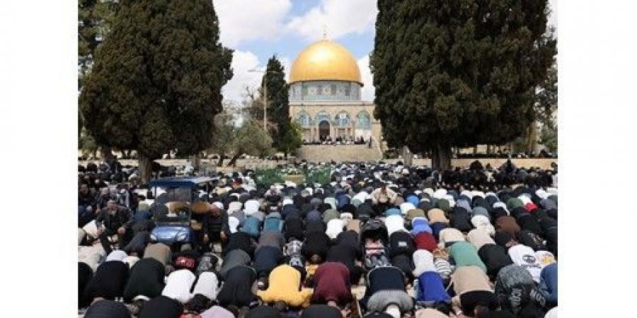 100
ألف
فلسطيني
يؤدون
أول
صلاة
جمعة
في
المسجد
الأقصى
بعد
إعادة
فتحه