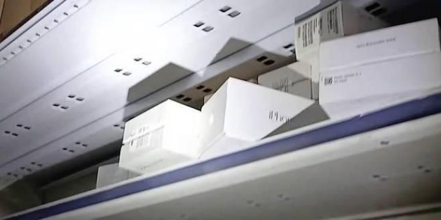 شرطة
      لندن
      تصادر
      500
      هاتف
      مسروق
      داخل
      متجر