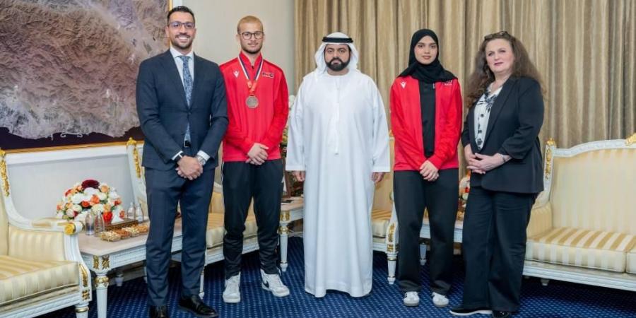 محمد
      بن
      حمد
      يلتقي
      فارس
      البلوشي
      برونزي
      مونديال
      المبارزة