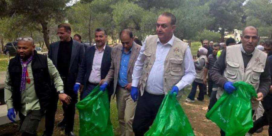 وزير
      البيئة
      الأردني
      يشارك
      في
      حملة
      لجمع
      النفايات