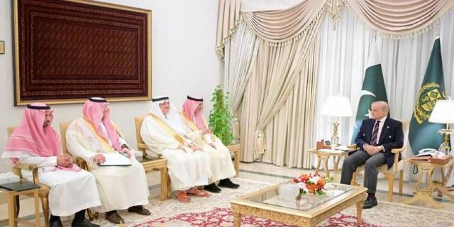 شهباز
      شريف
      يبحث
      مع
      وزير
      المالية
      السعودي
      تعزيز
      الشراكة
      الاقتصادية