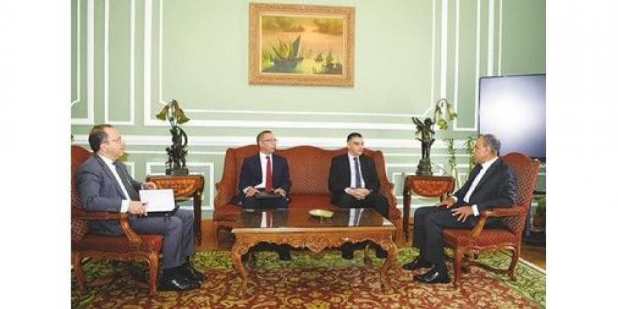 وزير
الخارجية:
قطاع
الدواء
والمستلزمات
الطبية
يمثل
ركيزة
أساسية
لتعزيز
التعاون
المصري
مع
الدول
الأفريقية