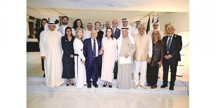 سفير
فرنسا
يقلّد
صباح
الريس
وسام
«فارس
في
الفنون
والآداب»
تقديراً
لمسيرته
الإبداعية