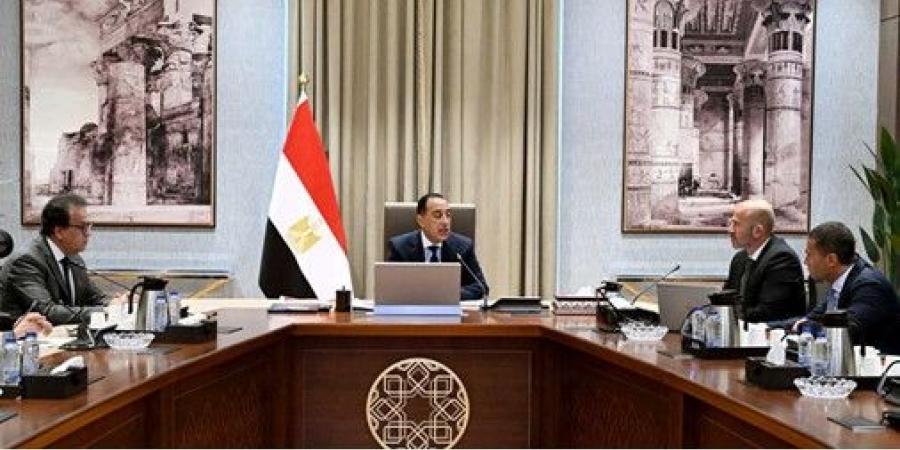 مدبولي
يستعرض
مقترحاً
لتنفيذ
مشروع
مدينة
المستشفيات
والمعاهد
الطبية