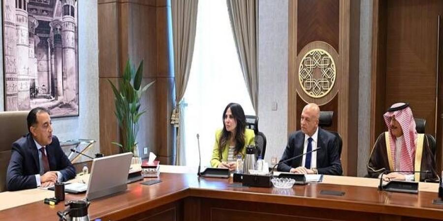 مدبولي
      يبحث
      مع
      "أكوا
      باور"
      تنفيذ
      مشروعات
      تحلية
      مياه
      في
      مصر