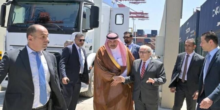 انطلاق
      أول
      حاوية
      لبنانية
      إلى
      جدة
      بعد
      رفع
      الحظر
      السعودي
      على
      الصادرات