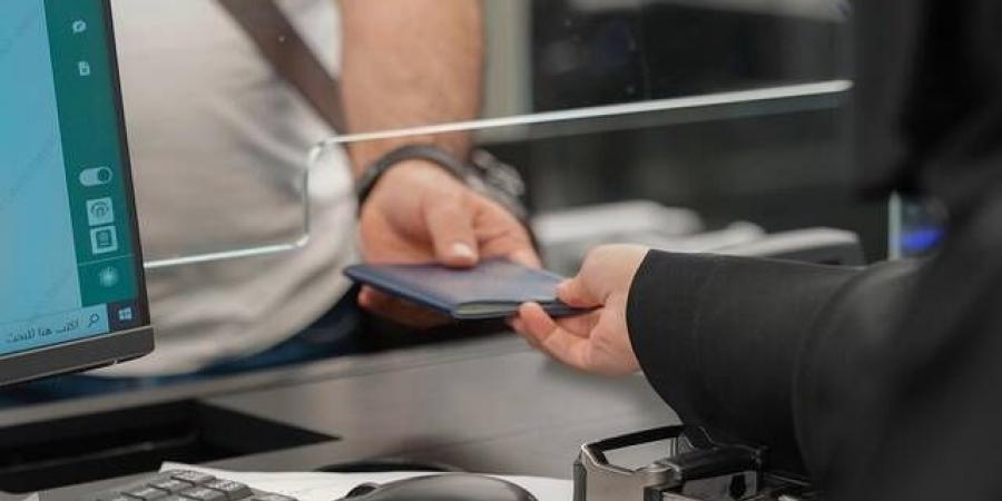 "الجوازات"
      تصدر
      عقوبات
      بحق
      مخالفين
      لأنظمة
      الإقامة
      والعمل
      وأمن
      الحدود