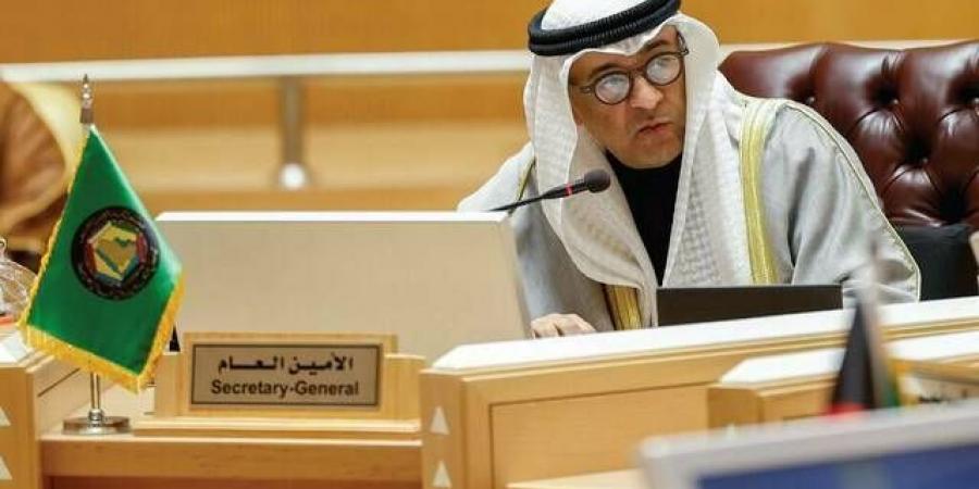 البديوي
      يرحب
      بالممر
      البحري
      العُماني
      لإجلاء
      أكثر
      من
      11
      ألف
      بحار
      عالق