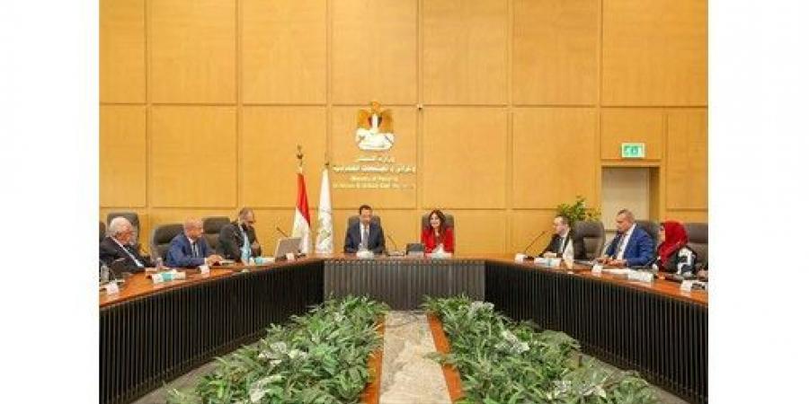 وزيرا
الإسكان
والاتصالات
يتابعان
الموقف
التنفيذي
لإطلاق
المرحلة
الأولى
من
منصة
تصدير
العقار
المصري
